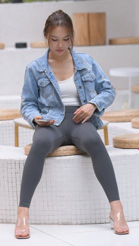 （视频）黑色紧身瑜伽裤美女