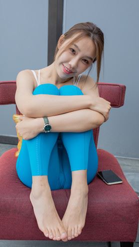 （视频）心爱的蓝色瑜伽裤女孩