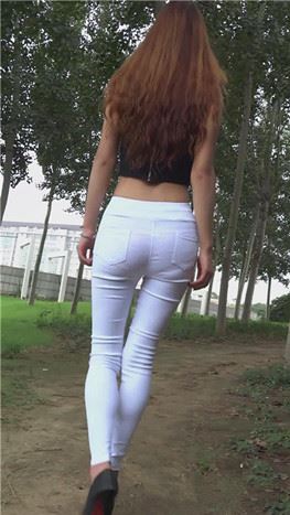 模拍白裤紧身露腰美女