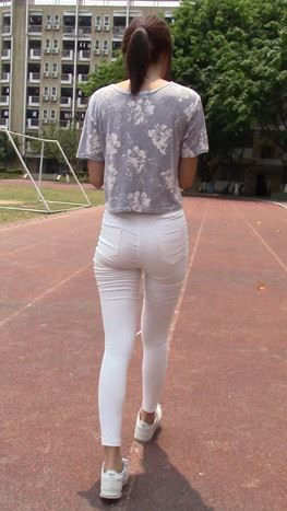 模拍漂亮的清纯白裤美女