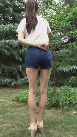 模拍紧身蓝色牛仔热裤美女