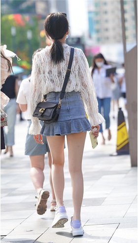 高腰短裙女孩(71P)[836M/JPG]