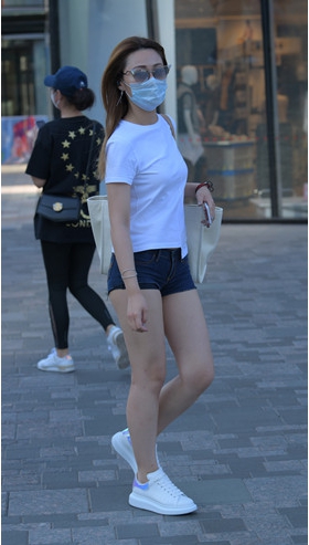 戴墨镜的热裤妹子(48P)[1.14G/JPG]