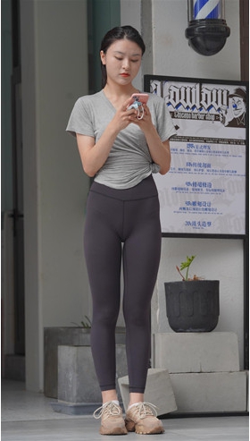 漂亮的黑色紧身裤长腿美女【套图+视频】