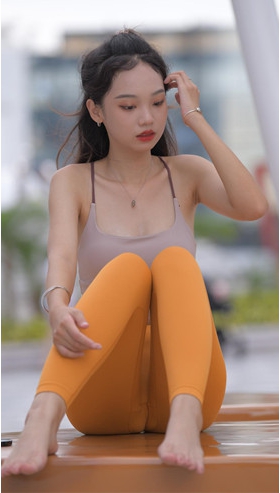 漂亮的黄色紧身裤小姐姐【套图+视频】