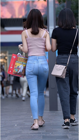 紧身牛仔裤妹子(18P)[325M/JPG]