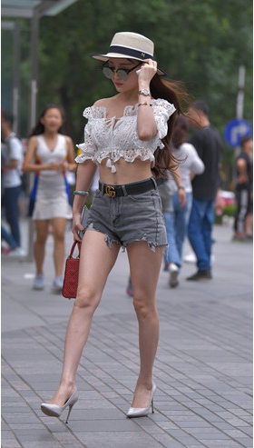 戴墨镜的露腰黑色牛仔热裤妹子(17P)[216M/JPG]