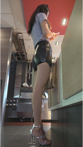 模拍漂亮的黑色皮裤包臀裙美女【套图+视频】