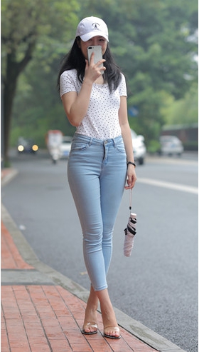 模拍漂亮的牛仔紧身美女【套图+视频】