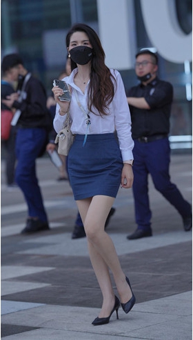 还在上班的蓝裙美女【套图+视频】