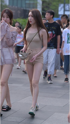 漂亮的热裤小姐姐(28P)[393M/JPG]