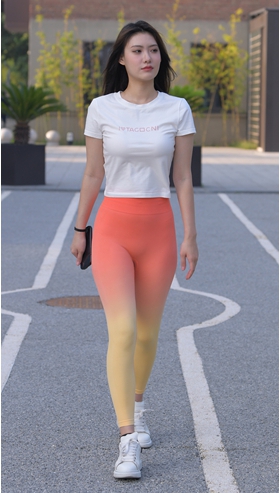 红色瑜伽裤美女【套图+视频】