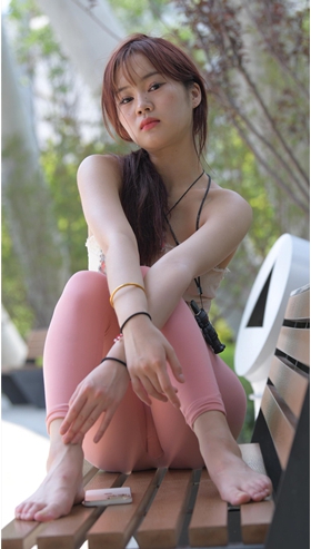 灵动的粉裤美眉【套图+视频】