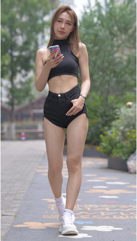 黑色牛仔热裤美女【套图+视频】