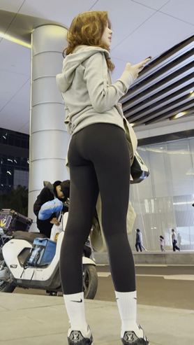 黑色紧身裤美女