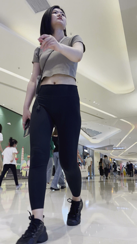 黑色紧身裤短发美女