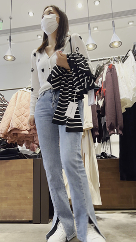 买衣服的牛仔裤小美女
