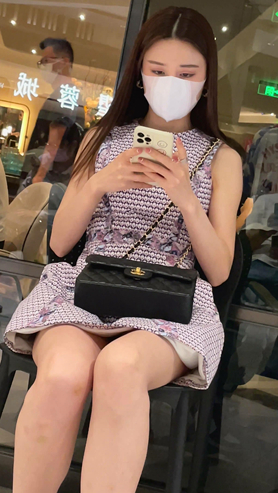 玩手机的美腿小姐姐