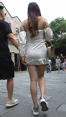 漂亮的白嫩丰满美腿小姐姐