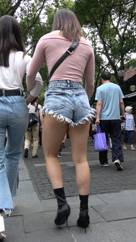 毛边牛仔热裤小姐姐