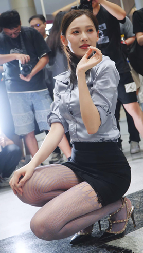 黑色包臀裙美女