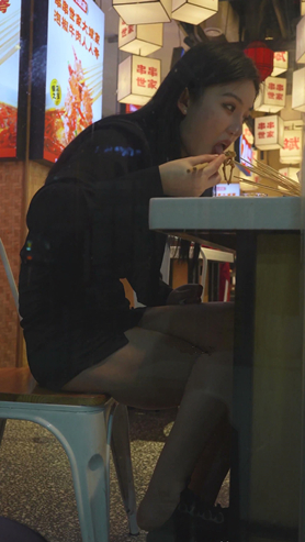 黑色包屯裙美女