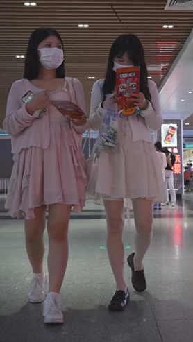 白裙美女