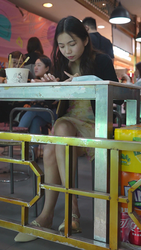 漂亮的花裙美女