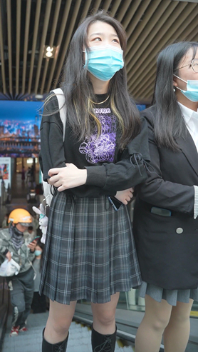 百褶裙美女