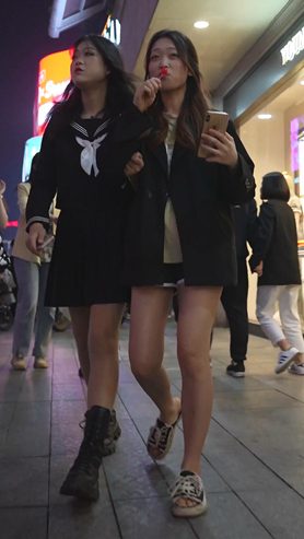 吃着棒棒糖的小美女