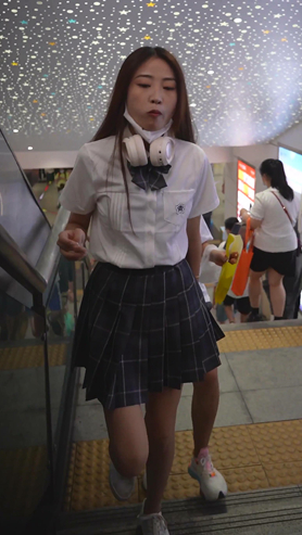 戴着耳机的美女
