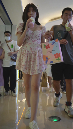 花裙美女