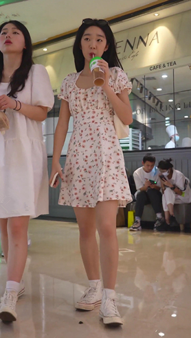 连衣裙小美女