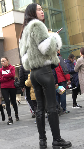 漂亮的皮裤紧身美女