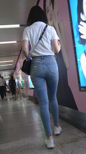 超紧蓝色牛仔裤小姐姐