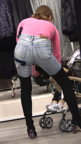 漂亮的高靴牛仔紧身裤美女
