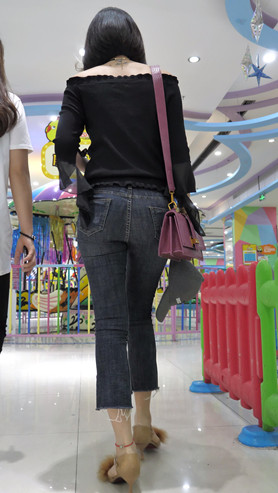 短发牛仔裤妹子