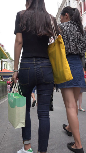 逛街的紧牛小姐姐