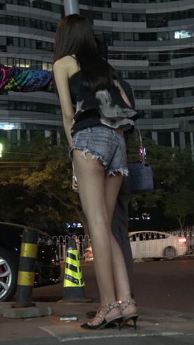 牛仔短裤美女