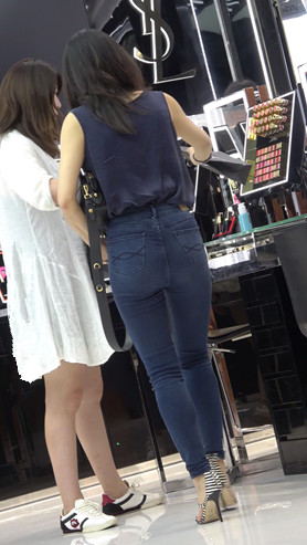 商场里的牛仔裤美女