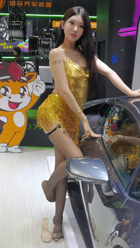 性感的吊带车模