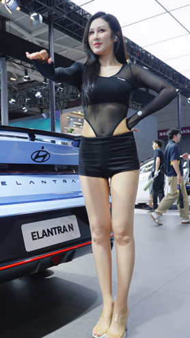 长腿车模美女