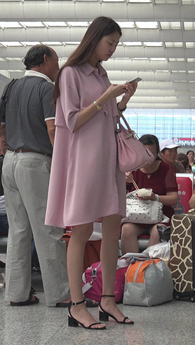 粉裙小姐姐