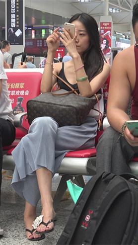 漂亮的吊带美女