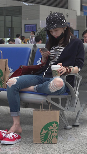 漂亮的红鞋美女