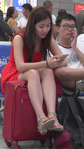 红裙美女