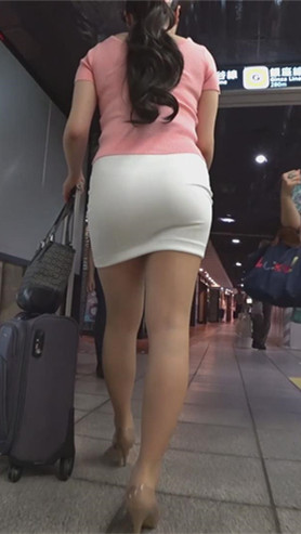 粉衣白色紧身包臀裙美眉