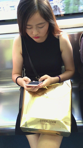 地铁上偶遇文静甜美的妹子