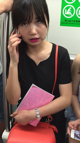 地铁上拍摄红唇性感OL制服美眉