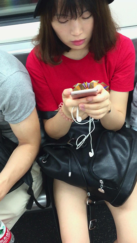 地铁上拍摄甜美小清新的红色T恤女孩